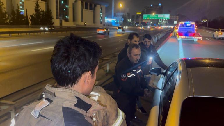 Bağcılar TEM Otoyolu’nda otomobilde uyuyan sürücüyü itfaiye uyandırdı