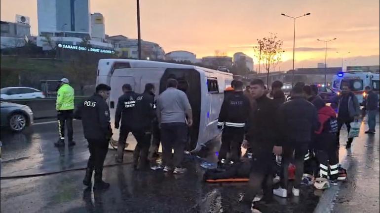 Maltepe D-100de servis minibüsü devrildi: 1i ağır 11 yaralı