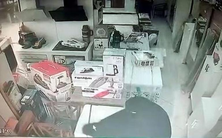 Avcılarda saç düzleştiriciyi kıyafetine saklayarak çaldı; hırsızlık anları kamerada