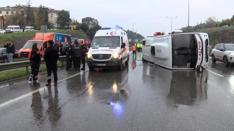 Maltepe D-100de servis minibüsü devrildi: 1i ağır 11 yaralı