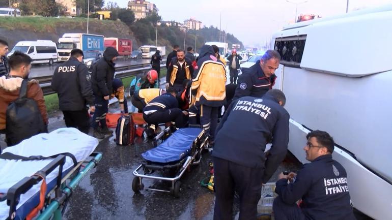 Maltepe D-100de servis minibüsü devrildi: 1i ağır 11 yaralı