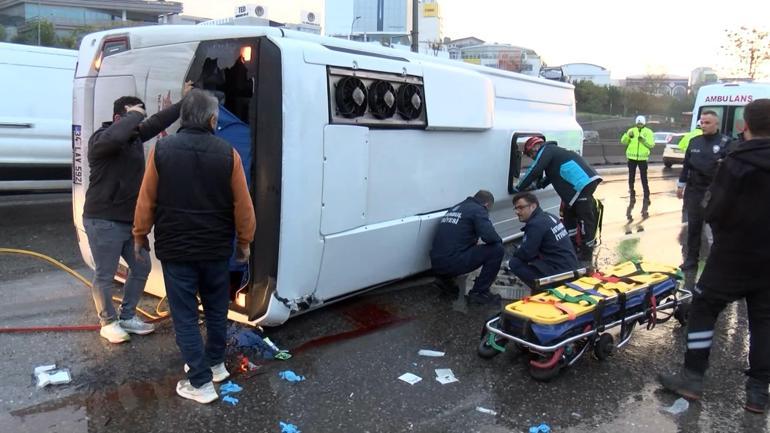 Maltepe D-100de servis minibüsü devrildi: 1i ağır 11 yaralı