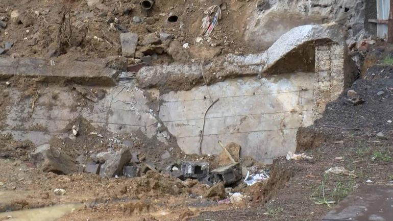 Kadıköy’de 5 katlı binanın istinat duvarı çöktü