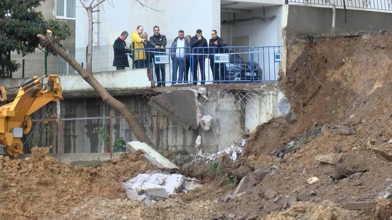 Kadıköy’de 5 katlı binanın istinat duvarı çöktü