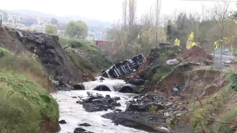 Sarıyerde yol çöktü; dereye düşen kamyon çıkarıldı