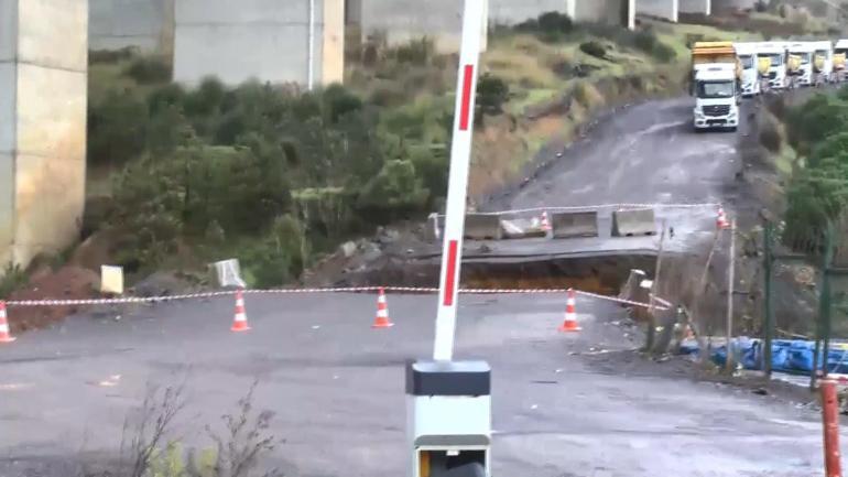 Sarıyerde yol çöktü; dereye düşen kamyon çıkarıldı