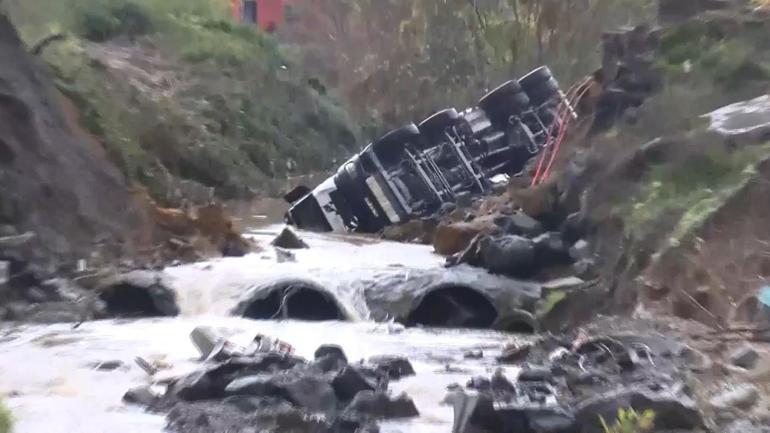Sarıyerde yol çöktü; dereye düşen kamyon çıkarıldı