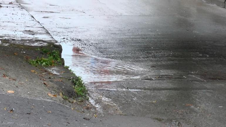 Fatih’te göle dönen alt geçitte mahsur kalan sürücü kurtarıldı