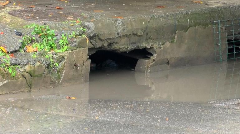 Fatih’te göle dönen alt geçitte mahsur kalan sürücü kurtarıldı
