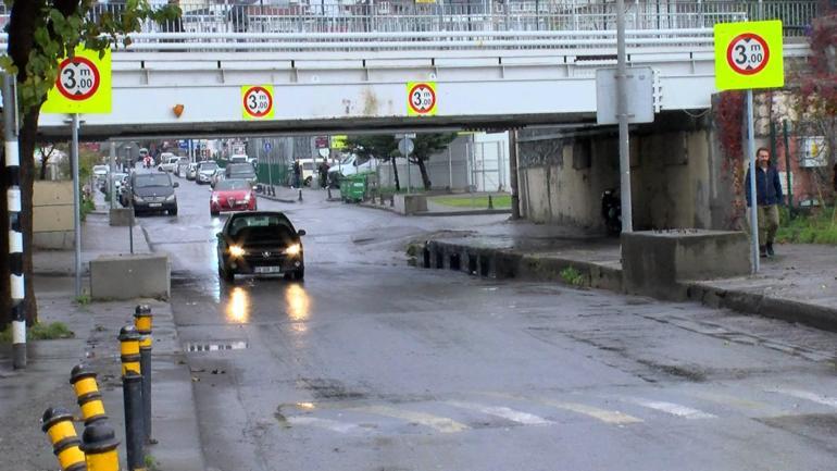 Fatih’te göle dönen alt geçitte mahsur kalan sürücü kurtarıldı