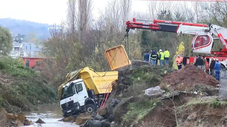 Sarıyerde yol çöktü; dereye düşen kamyon çıkarıldı