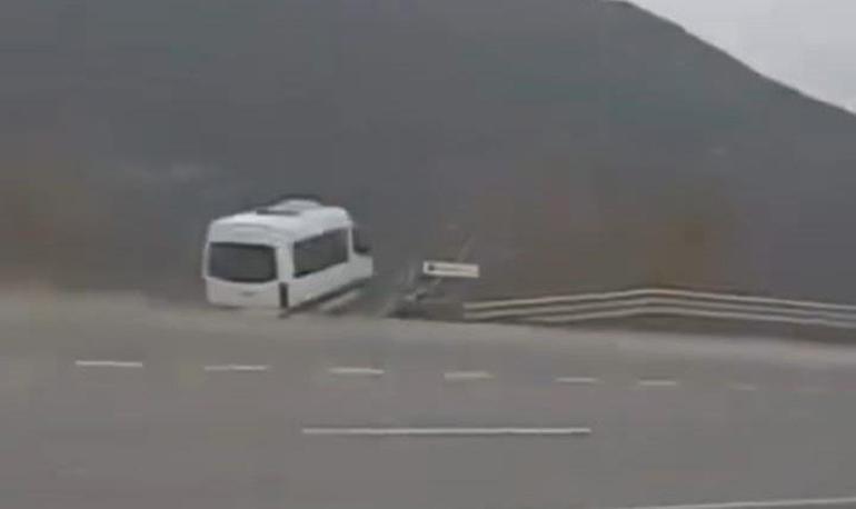 Minibüsün şarampole yuvarlandığı ölümlü kazanın görüntüleri ortaya çıktı