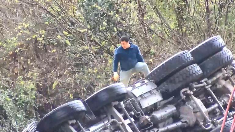 Sarıyerde yol çöktü; dereye düşen kamyon çıkarıldı