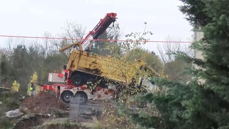 Sarıyerde yol çöktü; dereye düşen kamyon çıkarıldı