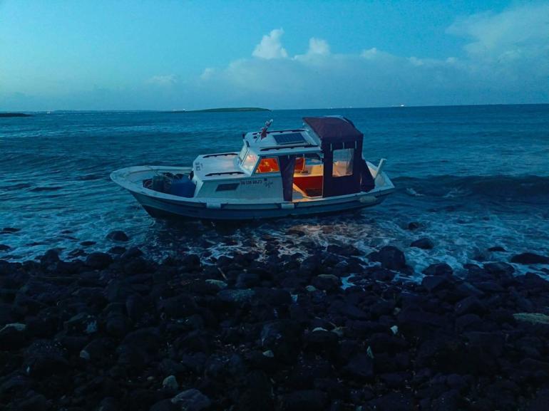 Bozcaada açıklarında karaya oturup su alan teknedeki 2 kişi kurtarıldı