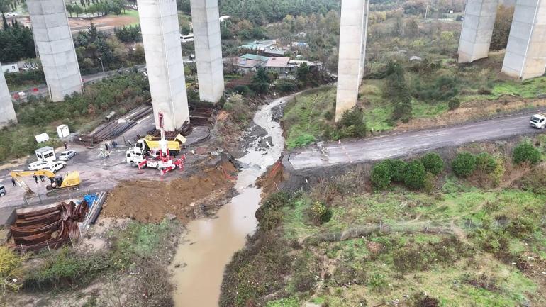 Sarıyerde yol çöktü; dereye düşen kamyon çıkarıldı
