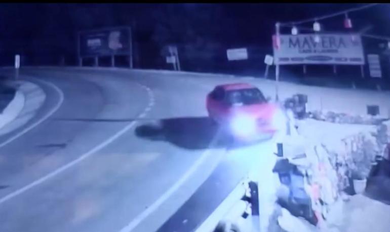 Kayganlaşan yolda virajda kazalar kamerada