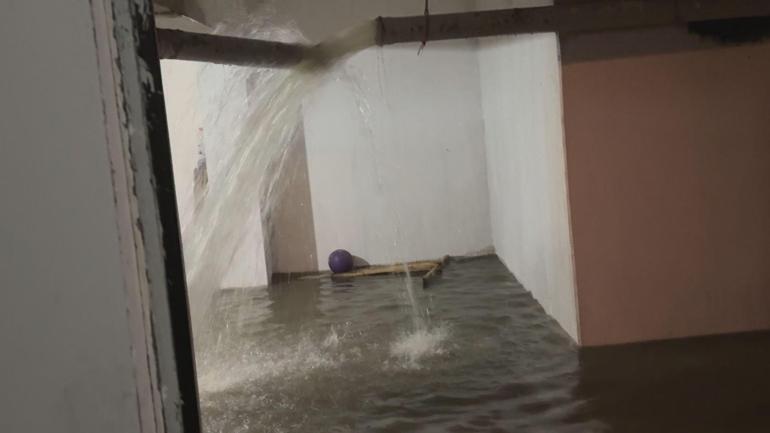 İstanbulda cadde ve sokaklar göle döndü