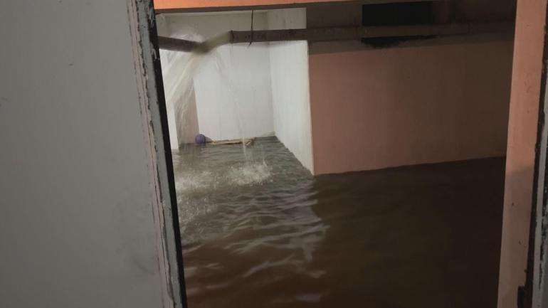 İstanbulda cadde ve sokaklar göle döndü