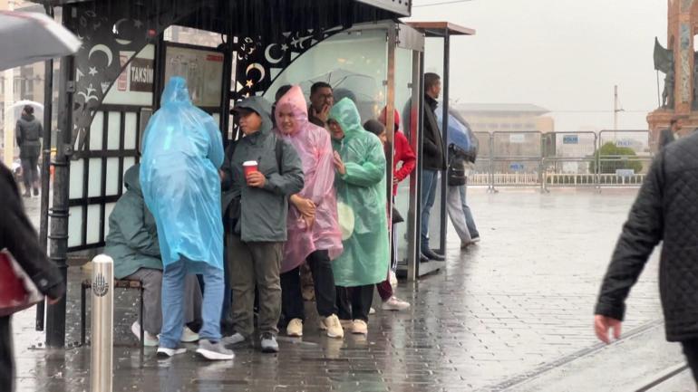 Taksimde sağanak etkili oldu