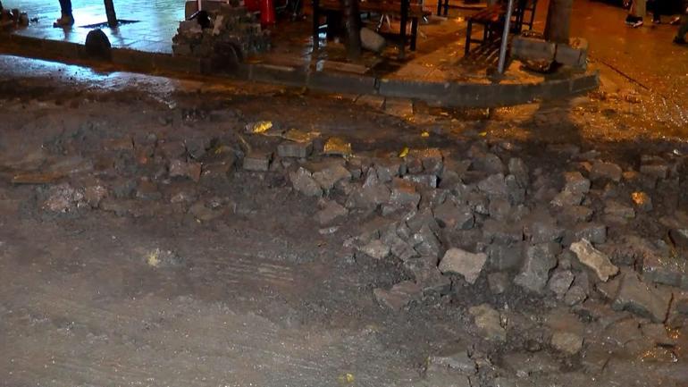 Küçükçekmecede yağışın ardından çöken yola 2 kişi ve 2 hafif ticari araç düştü