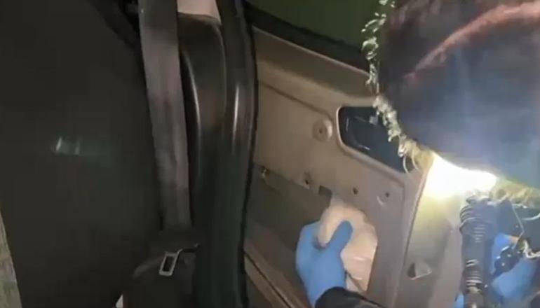 Aracın kapılarına gizlenmiş kokaini Pako buldu