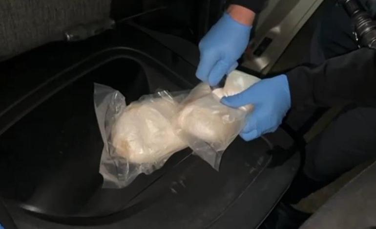 Aracın kapılarına gizlenmiş kokaini Pako buldu