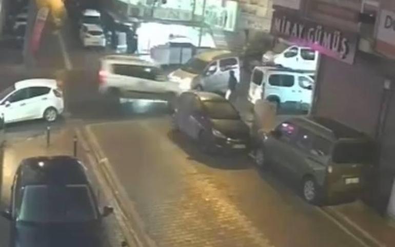 Esenyurtta kazayı engellemek için sürücüsünün manevra yaptığı hafif ticari araç yayaya çarptı