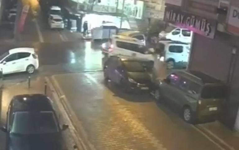 Esenyurtta kazayı engellemek için sürücüsünün manevra yaptığı hafif ticari araç yayaya çarptı