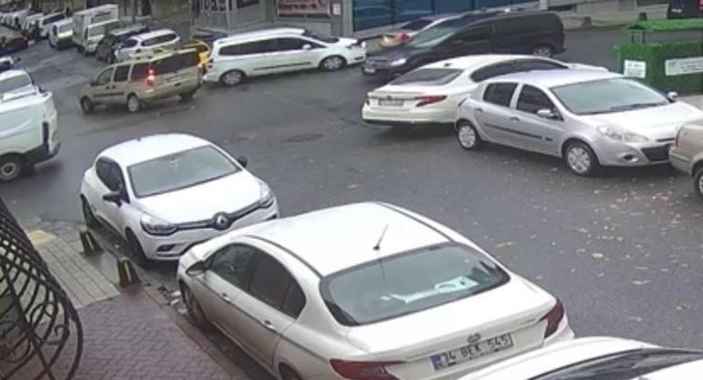 Sultangazide hasarlı trafik kazasının yumruklu kavgaya dönüştüğü anlar kamerada