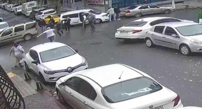 Sultangazide hasarlı trafik kazasının yumruklu kavgaya dönüştüğü anlar kamerada