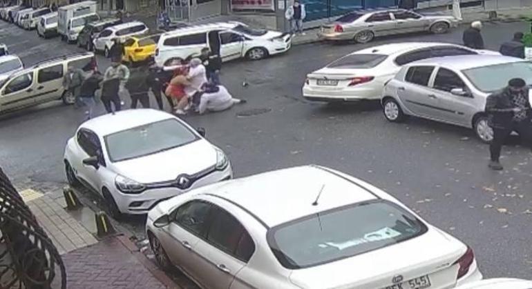 Sultangazide hasarlı trafik kazasının yumruklu kavgaya dönüştüğü anlar kamerada