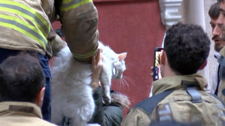 Küçükçekmecede çıkan yangında 1 i bebek 2 çocuk 6 kişi itfaiye tarafından kurtarıldı