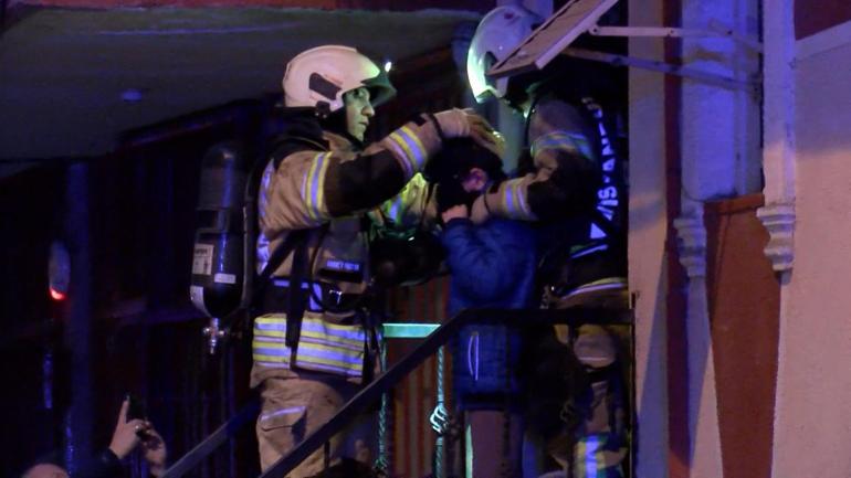 Küçükçekmecede çıkan yangında 1 i bebek 2 çocuk 6 kişi itfaiye tarafından kurtarıldı