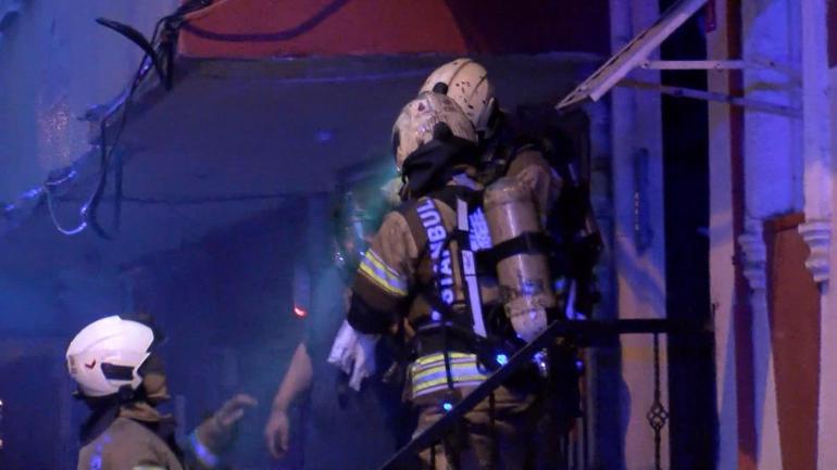 Küçükçekmecede çıkan yangında 1 i bebek 2 çocuk 6 kişi itfaiye tarafından kurtarıldı