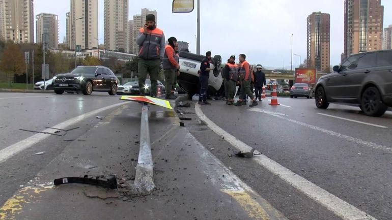 Ataşehirde motosiklete çarpan otomobil takla attı: 2 yaralı