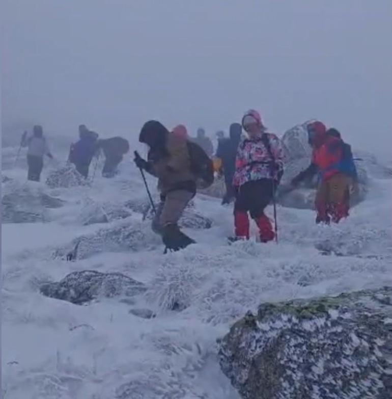 Kar ve buzla kaplı Köroğlu Dağı’nda zorlu yürüyüş