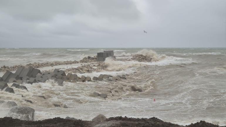 Zonguldak’ta fırtına nedeniyle dalga boyu 4 metreye ulaştı
