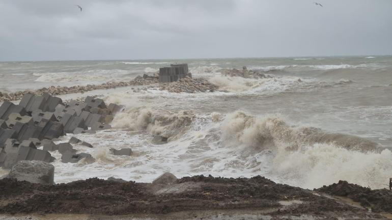 Zonguldak’ta fırtına nedeniyle dalga boyu 4 metreye ulaştı