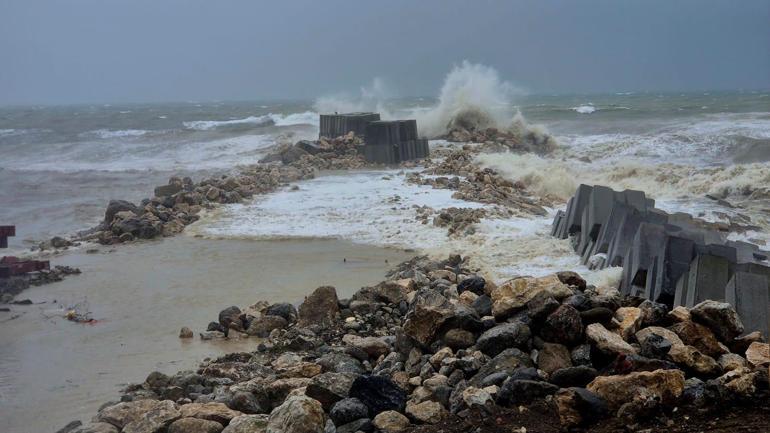 Zonguldak’ta fırtına nedeniyle dalga boyu 4 metreye ulaştı