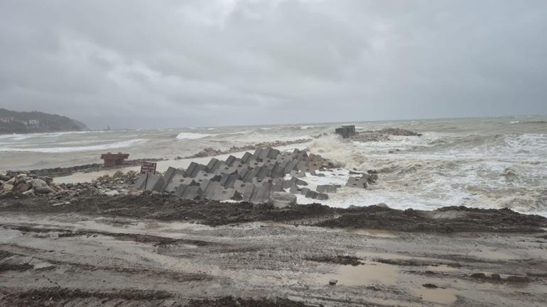 Zonguldak’ta fırtına nedeniyle dalga boyu 4 metreye ulaştı