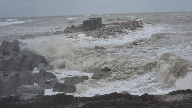Zonguldak’ta fırtına nedeniyle dalga boyu 4 metreye ulaştı
