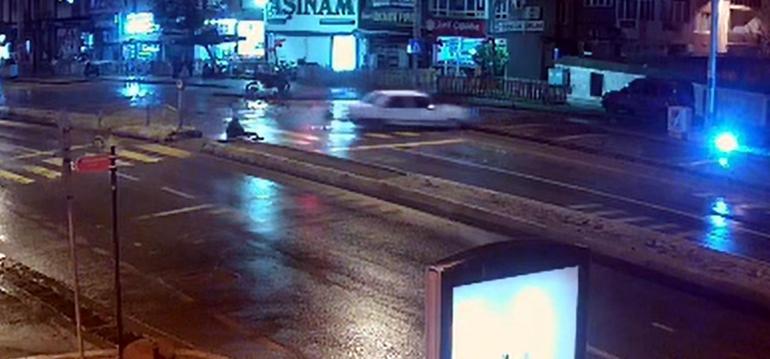 Alkollü ve ehliyetsiz sürücünün otomobili, karşı şeride geçip kaldırıma çıktı