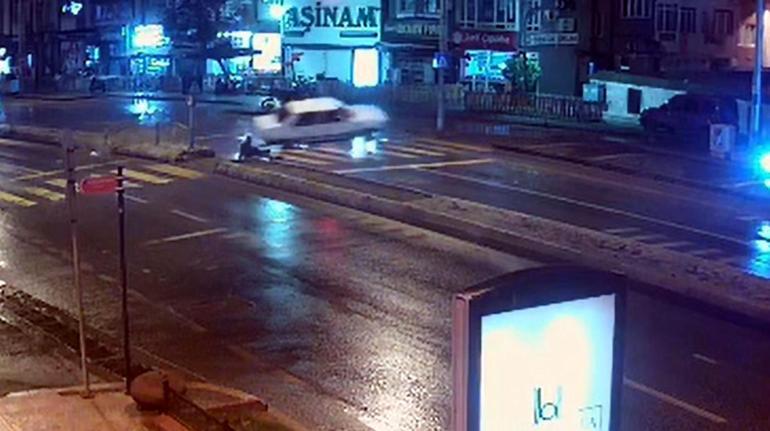 Alkollü ve ehliyetsiz sürücünün otomobili, karşı şeride geçip kaldırıma çıktı