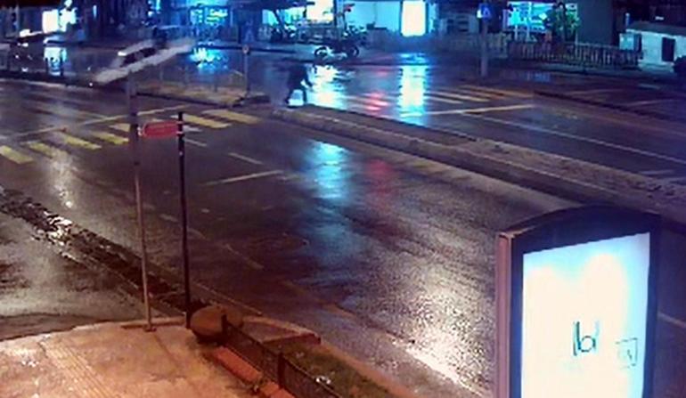 Alkollü ve ehliyetsiz sürücünün otomobili, karşı şeride geçip kaldırıma çıktı