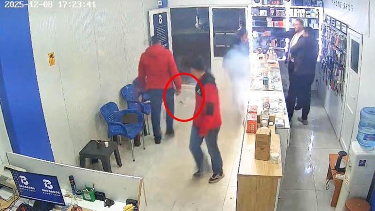 Tamire getirilen cep telefonu alev aldı; o anlar kamerada