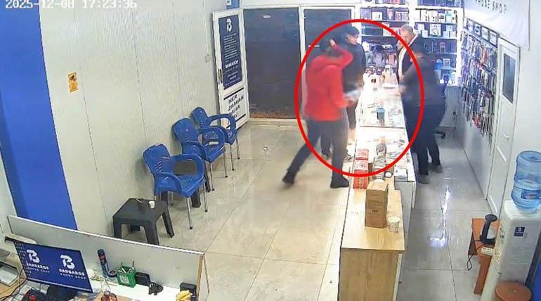 Tamire getirilen cep telefonu alev aldı; o anlar kamerada