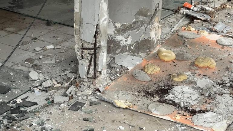 Avcılarda tahliye edilen binanın balkonu çöktü