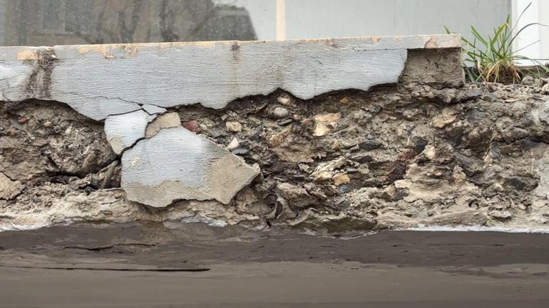 Avcılarda tahliye edilen binanın balkonu çöktü