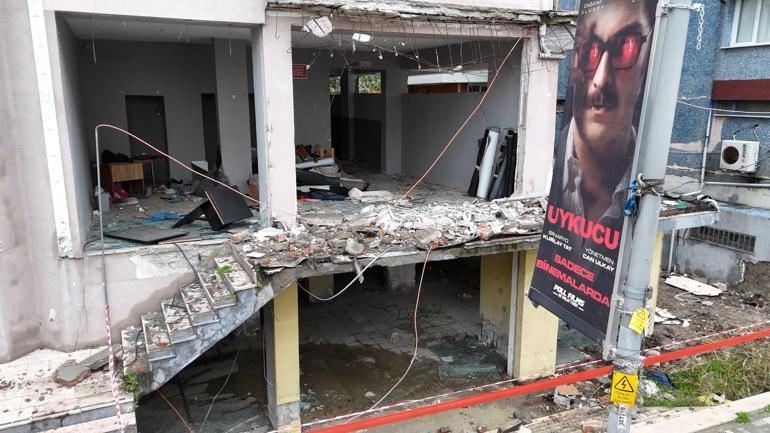 Avcılarda tahliye edilen binanın balkonu çöktü